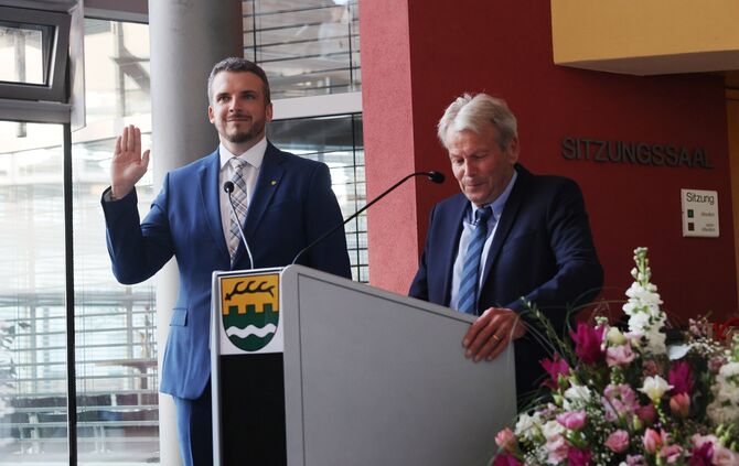 Der langjährige Gemeinderat Eberhard Layer durfte Bürgermeister Raimon Ahrens (links) vereidigen.