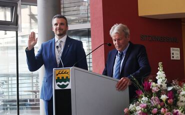 Der langjährige Gemeinderat Eberhard Layer durfte Bürgermeister Raimon Ahrens (links) vereidigen.