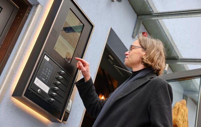 Antippen und es geht los: Der KI-Empfang mit Schlüsselkasten beim Hotel Bachofer in Waiblingen.