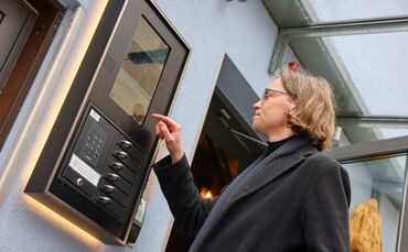Antippen und es geht los: Der KI-Empfang mit Schlüsselkasten beim Hotel Bachofer in Waiblingen.