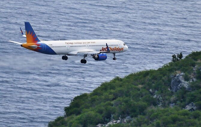 Im Anflug auf Funchal: Der Flughafen auf Madeira gilt aufgrund schwieriger Windverhältnisse, Scherwinde durch die Hanglage und d
