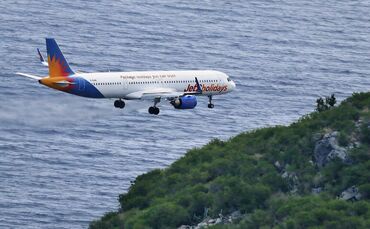 Im Anflug auf Funchal: Der Flughafen auf Madeira gilt aufgrund schwieriger Windverhältnisse, Scherwinde durch die Hanglage und d