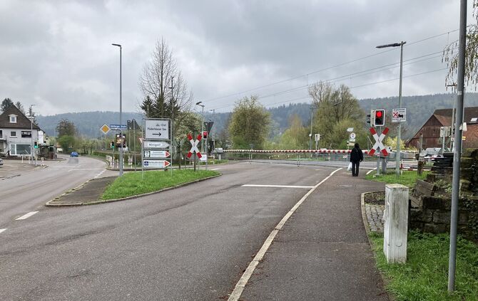 Der Bahnübergang "Adlerbrücke" in Plüderhausen wird wegen Sanierungsarbeiten kurzzeitig voll gesperrt. Schüler müssen einen Umwe