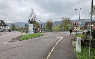 Der Bahnübergang "Adlerbrücke" in Plüderhausen wird wegen Sanierungsarbeiten kurzzeitig voll gesperrt. Schüler müssen einen Umwe