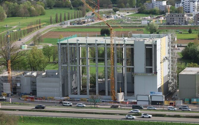 Der Neubau von Pfisterer in Winterbach: eine 32 Meter hohe Hochspannungs-Prüfhalle.