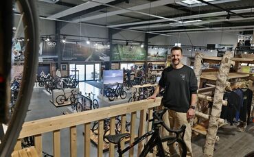 „Freeride Mountain Fahrradwelt“ – seit einem Jahr in der Gottlob-Bauknecht-Straße 4: Geschäftsführer Nikolai Rost ist am neuen S