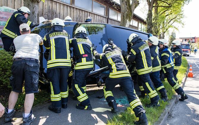 Der Pkw kippte nach der Kollision auf die Seite.