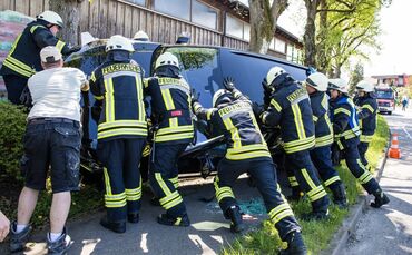 Der Pkw kippte nach der Kollision auf die Seite.