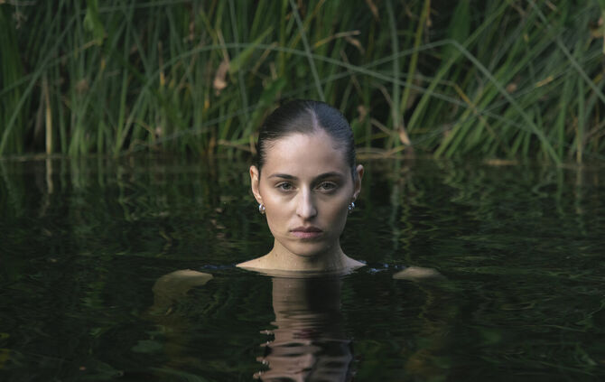 Szene aus dem aktuellen Video: Sophia Stier alias Soulia taucht ab.