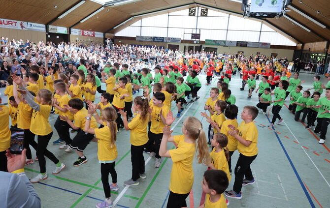 Wenn 400 Grundschüler tanzen.