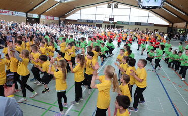Wenn 400 Grundschüler tanzen.