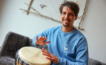 Herzensprojekte von Johannes Philipp Backhaus: Trommelkurse, Workshops und vor allem die „Drum Circles“.