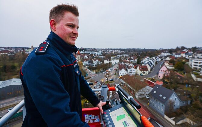 30 Meter hoch über Waiblingen: Pascal Schmid bedient den Rettungskorb der neuen Feuerwehr-Drehleiter. Was kann das Hightech-Auto