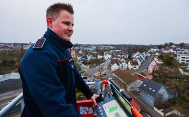 30 Meter hoch über Waiblingen: Pascal Schmid bedient den Rettungskorb der neuen Feuerwehr-Drehleiter. Was kann das Hightech-Auto