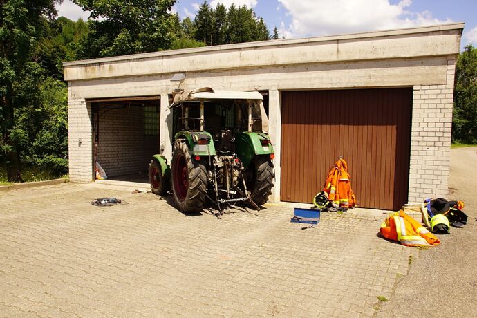 Oppenweiler: Traktor faehrt in Garagenwand