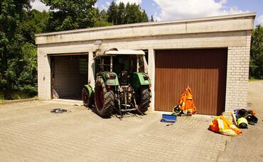 Oppenweiler: Traktor faehrt in Garagenwand