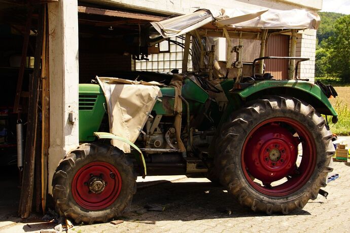 Oppenweiler: Traktor faehrt in Garagenwand