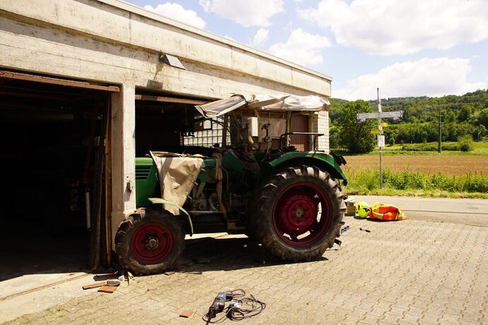 Oppenweiler: Traktor faehrt in Garagenwand