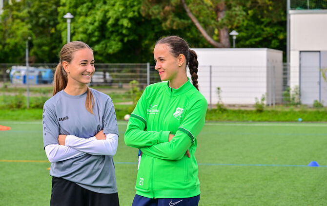 Ronja Völzke (li.) und Anja Mijajlovic sind als Trainerinnen beim Superkicker-Camp im September dabei.