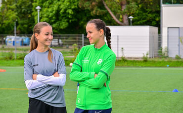 Ronja Völzke (li.) und Anja Mijajlovic sind als Trainerinnen beim Superkicker-Camp im September dabei.