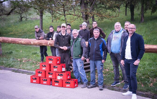Guter Deal: Zehn Kästen Bier gegen einen Maibaum.