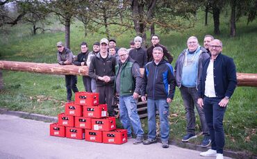 Guter Deal: Zehn Kästen Bier gegen einen Maibaum.
