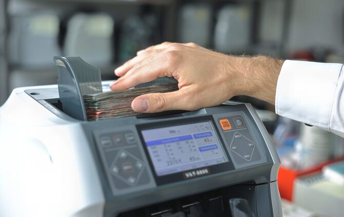 Banknotenzähler und andere Geräte rund um Bargeld vertreibt die Knäble Büro & EDV GmbH in Hegnach (Archivfoto).