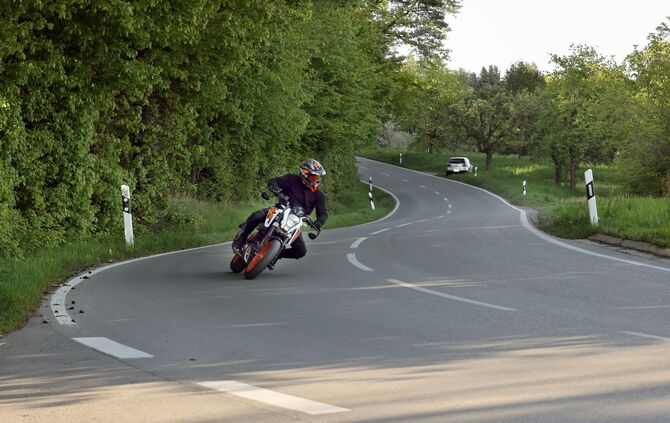 Es kam zu einem Zusammenstoß zwischen Pkw und Motorrad (Symbolfoto).