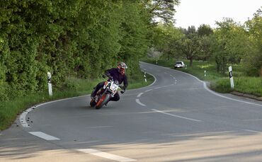 Es kam zu einem Zusammenstoß zwischen Pkw und Motorrad (Symbolfoto).