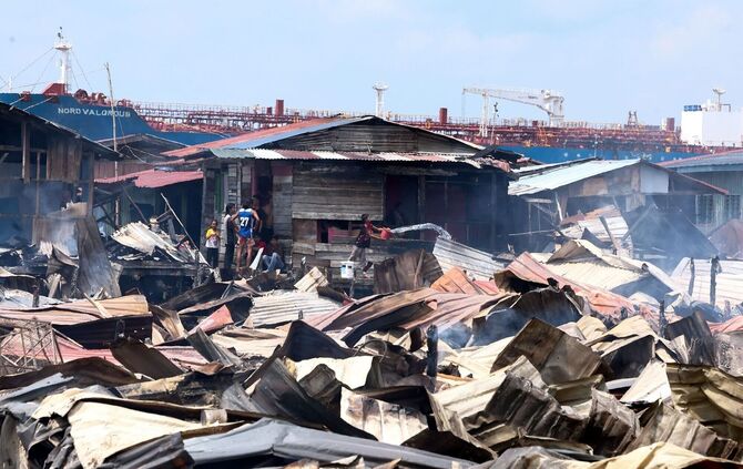 Brand in malaysischem Küstendorf