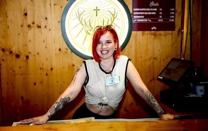 Denise Oesterle (29) bei ihrem Nebenjob als Barkeeperin: Lange arbeitete sie auf dem Wasen, mittlerweile im Proton, einem Stuttg