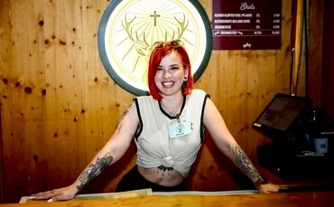 Denise Oesterle (29) bei ihrem Nebenjob als Barkeeperin: Lange arbeitete sie auf dem Wasen, mittlerweile im Proton, einem Stuttg