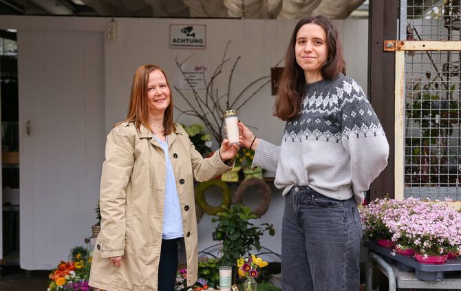 Stefanie Thiel (links) versucht mit Grablichtern im wiederbefüllbaren Glas Plastikmüll zu vermeiden. Isabelle Schmid ist die ers