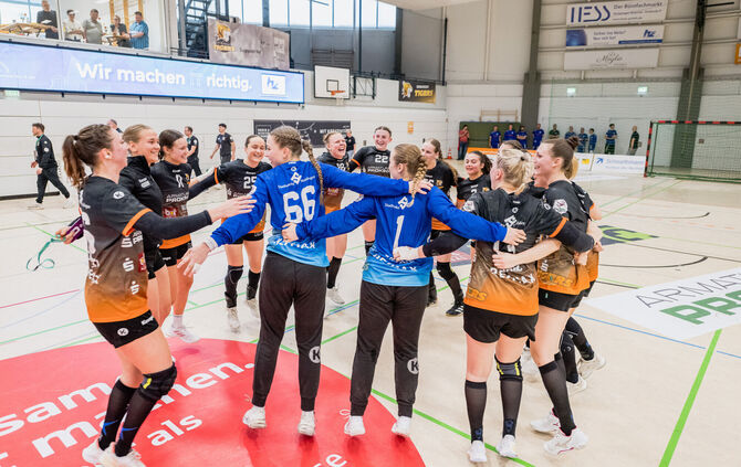 Die Frauen des VfL Waiblingen jubeln nach dem ersten Sieg seit dem 24. Januar.