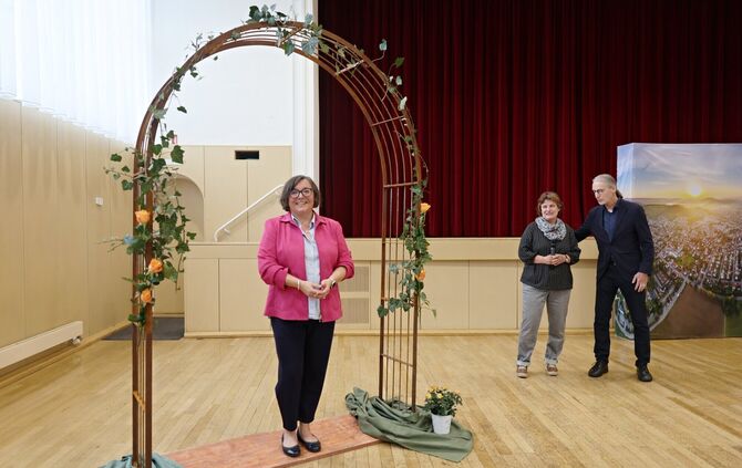 Vom Gemeinderat gab es für Martina Fehrlen einen Rosenbogen für ihren Garten.