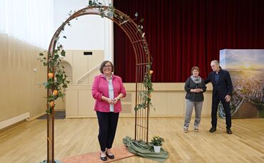 Vom Gemeinderat gab es für Martina Fehrlen einen Rosenbogen für ihren Garten.
