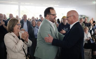 Reinhard Molt gratuliert dem Sieger Kevin Latzel (Bildmitte).