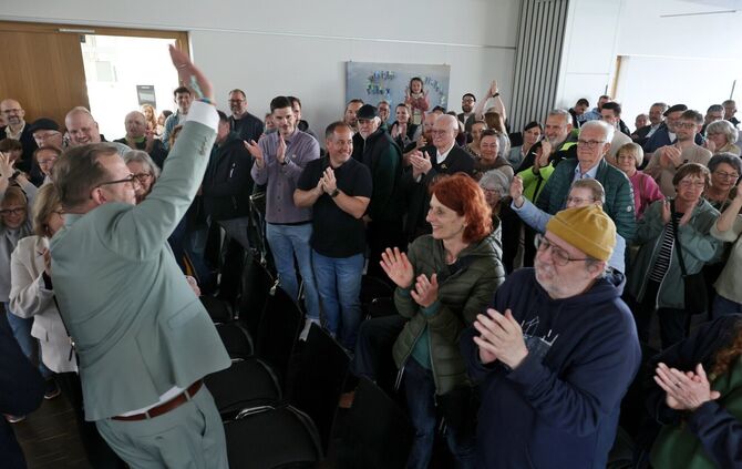 Jubel im Rathaus, als klar wird: Kevin Latzel (links im Bild) hat gewonnen.