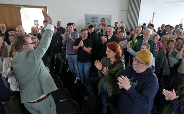 Jubel im Rathaus, als klar wird: Kevin Latzel (links im Bild) hat gewonnen.