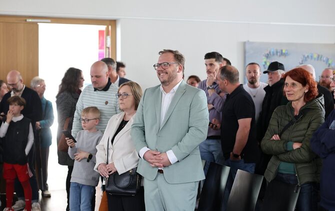 Bürgermeisterwahl Remshalden: Kevin Latzel (Mitte im grünen Anzug) gewinnt gegen den amtierenden Bürgermeister Reinhard Molt und