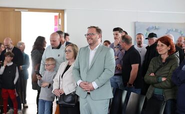 Bürgermeisterwahl Remshalden: Kevin Latzel (Mitte im grünen Anzug) gewinnt gegen den amtierenden Bürgermeister Reinhard Molt und