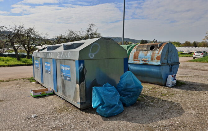 Die Container für Altpapier und Altglas am Heuweg in Großheppach.