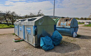Die Container für Altpapier und Altglas am Heuweg in Großheppach.