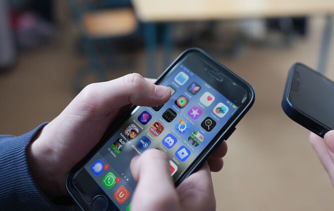 Wie oft, wie viel, wie lang? Die Nutzung digitaler Medien ist zwischen Eltern und ihren Kindern oft ein wunder Punkt. (Archivbil