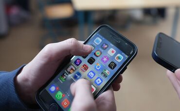 Wie oft, wie viel, wie lang? Die Nutzung digitaler Medien ist zwischen Eltern und ihren Kindern oft ein wunder Punkt. (Archivbil