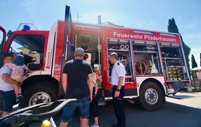 Besucher können beim Tag der offenen Tür der Feuerwehr Plüderhausen unter anderem ein Löschfahrzeug bestaunen.