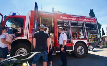 Besucher können beim Tag der offenen Tür der Feuerwehr Plüderhausen unter anderem ein Löschfahrzeug bestaunen.