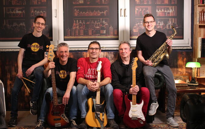 Die fünfköpfige Coverband Second Page spielt am 25. April im Mehlstüble Urbach.