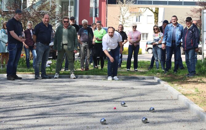 Macht Spaß: Bürgermeister Ronald Krötz macht einen ersten Testlauf auf der neuen Boulebahn des TSV Alfdorf hinterm Rathaus.