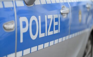 Die Polizei fahndet nach dem mutmaßlichen Täter. (Symbolbild)